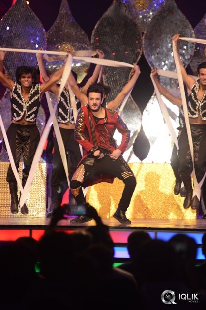 Akhil-Akkineni-Dance-Performance-at-IIFA-Utsavam-2016
